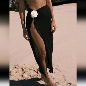 COVER UP SKIRT WITH FLOWER APPLIQUE